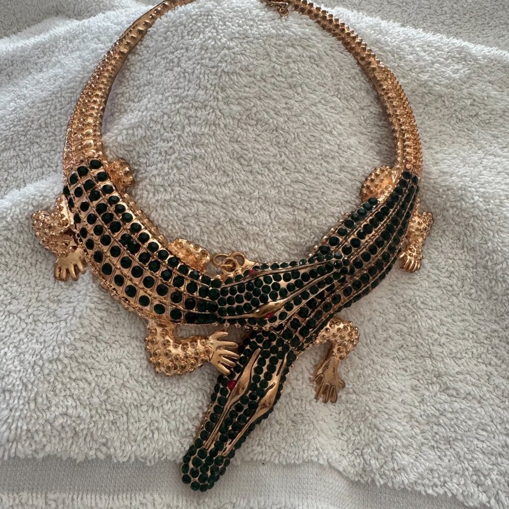 Elegant Statement Necklace – Timeless Chic Style - Picture 4 of 5